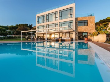 Modern Villa in Italy with pool for rent - meetpointtravel.com