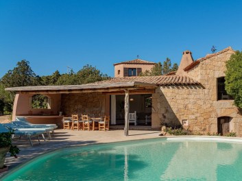Stone house with a pool in Italy for rent - meetpointtravel.com